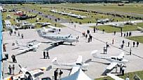 Der Magdeburger Flughafen whrend einer Luftfahrtausstellung. Am Donnerstag ist der Airport Thema im Stadtrat. Archivfoto: P. Liemann